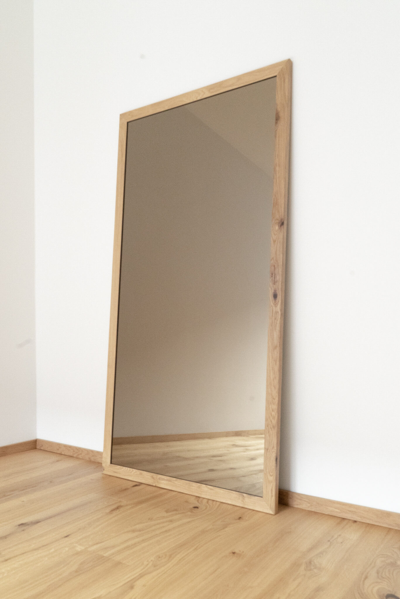 Studio F+ Parabolspiegel mit Rahmen aus Parkettmaterial