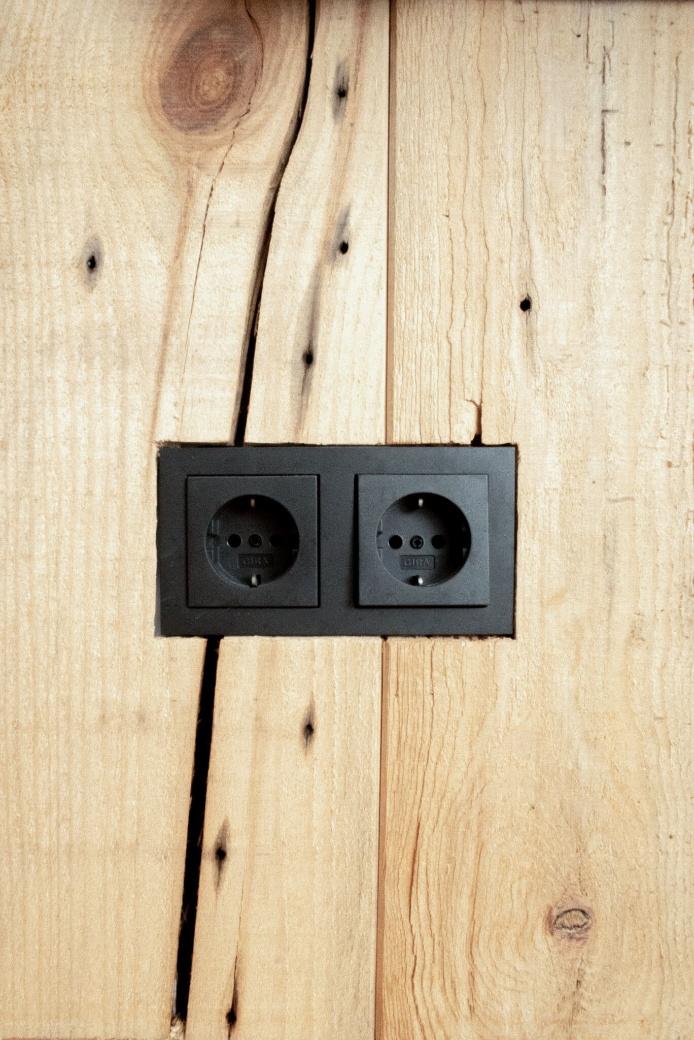 Studio F+ Holzdesign Steckdose