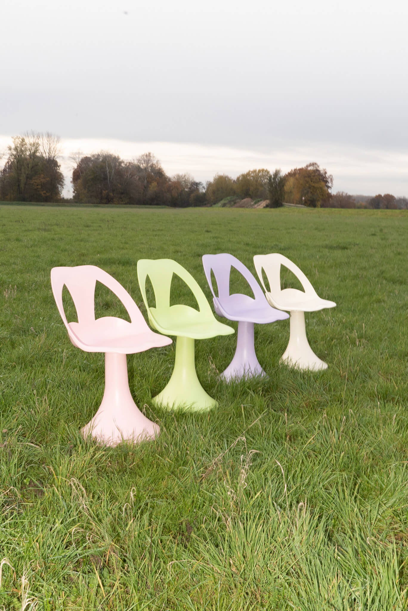 Cocktailstühle aus den 70er Jahren aus Kunststoff, umlackiert als harmonisches Ensemble